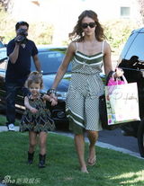 组图：阿尔巴携爱女出行 小奥内短裙皮靴星范十足