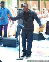 组图：惠特尼前夫鲍比-布朗热唱引围观