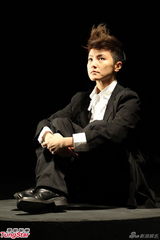 组图：何韵诗以全黑打扮拍新歌《无脸人》MV