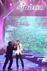 高清组图：新浪网络盛典 满江献唱《中华诵》