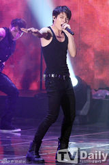 组图：INFINITE开安可演唱会 展现绚丽舞台