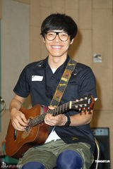 组图：卢广仲不畏台风彩排 郭采洁探班送补品