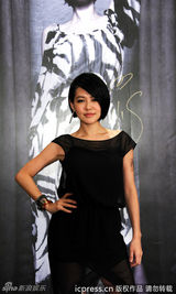 组图：小s现身北京 辣妈黑纱长裙秀美腿