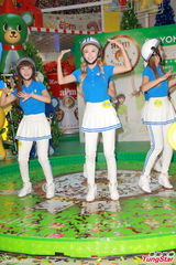 组图：Crayon Pop戴头盔现身握手会 大跳热舞