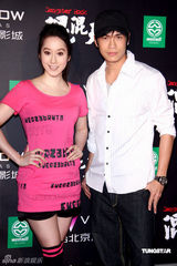 《混混天团》首映 众姝竞艳立威廉秀腹肌(组图)