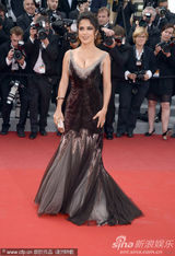 组图：海耶克戛纳携夫走秀 深V黑裙大秀傲人双峰
