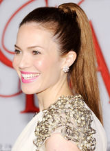 组图：曼迪-摩尔白色长裙端庄亮相