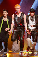 组图：神话打榜夺冠李孝利性感 EXO回归显狼性