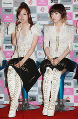 组图：少女时代记者会 成员白色蕾丝装性感亮相