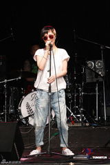 组图：何超仪推新EP携团开唱 感谢老板陈冠希支持