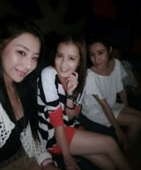 组图：北影表演系新生K歌照竖中指显不雅