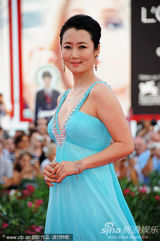 组图：威尼斯电影节开幕 赵涛惹眼蓝裙靓绝红毯