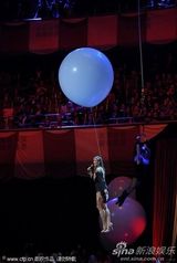 组图：海蒂-克鲁姆遭两猛男露屁股蛋“夹击”