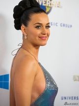 组图：水果姐闪亮长裙亮相 深V展优雅风情