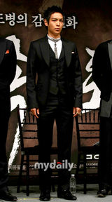 幻灯图：权相佑(权相宇)等出席新片《到炮火中去》发布会 