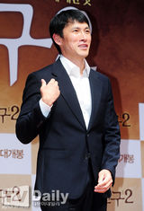 组图：韩片《朋友2》发布 金宇彬正装黑超耍帅