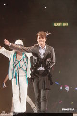 幻灯图：张敬轩红馆开唱 方大同现身担任嘉宾