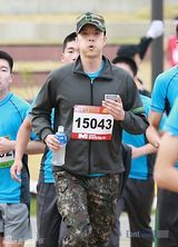 组图：李准基(李俊基)李东健等人参加第八届战友马拉松