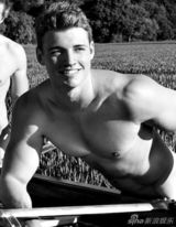 组图：牛津足球宝贝全裸玉体齐放 叫板华威裸男