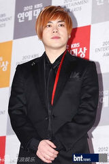 组图：刘在石UEE等韩众星亮相KBS演艺大奖红毯