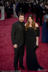 组图：男主角提名克里斯蒂安-贝尔携妻亮相红毯