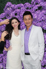 组图：陈坤同窗刘牧携娇妻秋日展温馨甜蜜