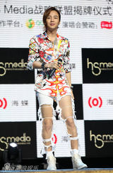 组图：张根硕白色情人节来京 性感裤装抢镜