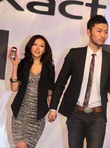 高清图：巩新亮低调优雅扮知性数码达人