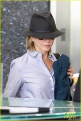 组图：安妮斯顿中性装扮帅气 做美容大秀鸽子蛋