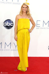 组图：克莱尔-丹尼斯携老公走红毯 荧光色长裙风情万种