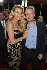 组图：布莱克-莱弗利低胸鱼尾裙曲线迷人