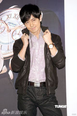 幻灯图：林志颖走秀帅气登台 为人父坦言不再恋跑车