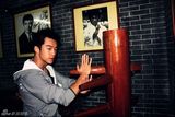 幻灯图：郑恺迷上双节棍 李小龙“面前”耍宝表演