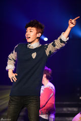 高清组图：韩组合BEAST巡演首尔站火爆开唱激情来袭