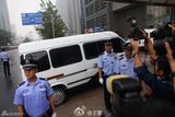 组图：李天一等被告5人乘坐警车抵达海淀法院