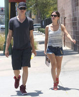 组图：瑞切尔-贝尔森和男友海登逛街购物