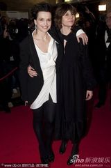 组图：《她们》柏林首映朱丽叶-比诺什热拥搭档