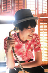 组图：李宇春英国旅行照曝光 阳光清新百变魅力