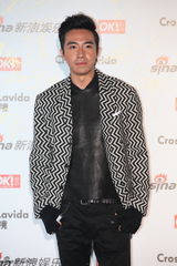 组图：俞灏明黑皮夹克亮相红毯气质硬朗