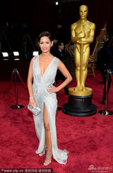 组图：电视名嘴罗西-迪亚兹深V开叉裙惹火