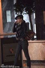 组图：阿朵素颜现身上海 不顾形象频拉裤显赘肉