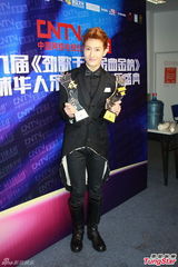 组图：古巨基容祖儿劲歌王盛典称王封后