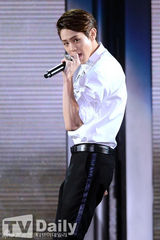 组图：韩团BEAST时隔1年回归开唱 献新曲首舞台