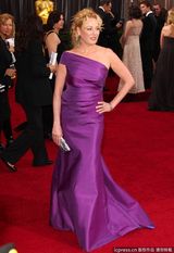 高清组图：弗吉尼亚-玛德森紫色礼服尽显熟女风味