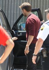 组图：瑞恩-高斯林携女友参加母亲集会仪式