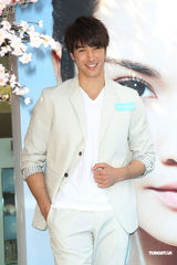 高清组图：锦荣出席商业活动 坦言常运动保养皮肤