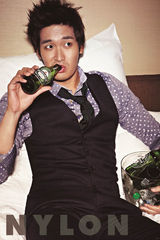 组图：韩星郑糠云波点礼服登杂志 俏皮POSE型男范