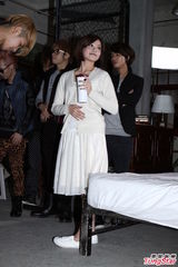 组图：喻虹渊拍亲密床戏 称不用向周渝民报备