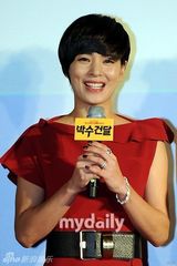 组图：朴信阳金正泰出席新片《神汉流氓》发布会