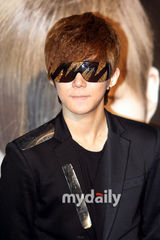 组图：韩国10人新组合男女共学出道 公开主打歌MV